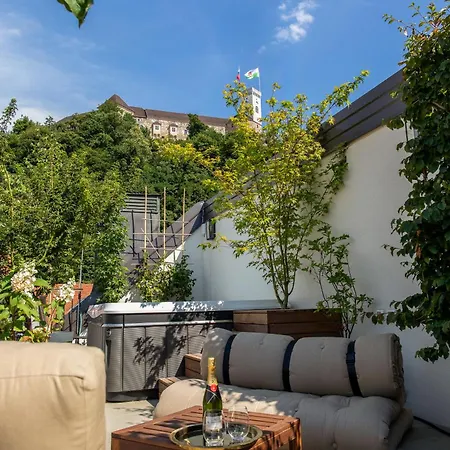 1000 Views Rooftop Duplex Hottub *